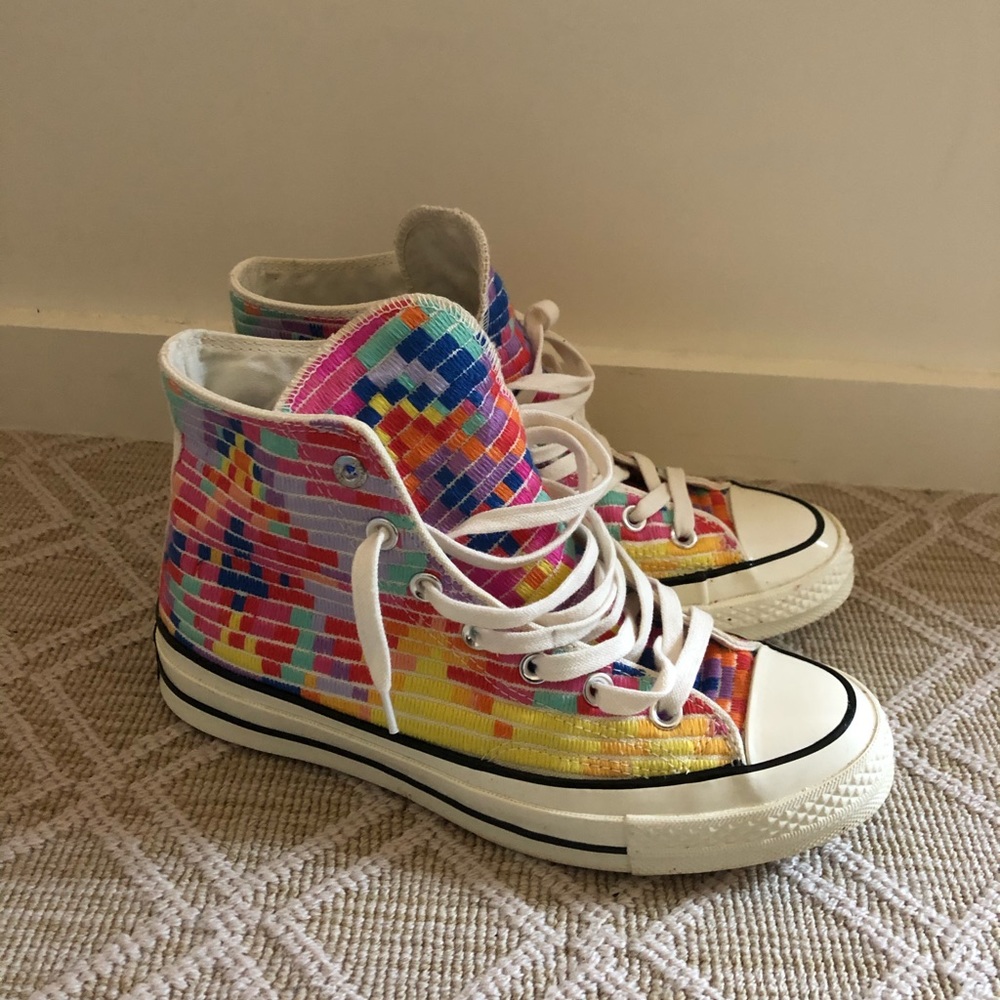 Embroidered multicolored converse